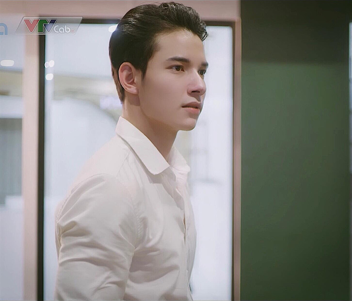 Ở những tập trước, nhân vật Dũng từng được mẹ là bà Sa (Thu Hạnh) nhắc đến với Khánh Thy (Thu Quỳnh) rất nhiều lần. Đi du học trở về, Dũng được mẹ đưa lên phòng thờ thắp hương cho bố, kèm lời nhắn nhủ: “Nhiệm vụ của mẹ với chị con coi như đã xong, mẹ cũng bớt lo phần nào, giờ thì con có nhiệm vụ làm cho mẹ nở mày nở mặt”.