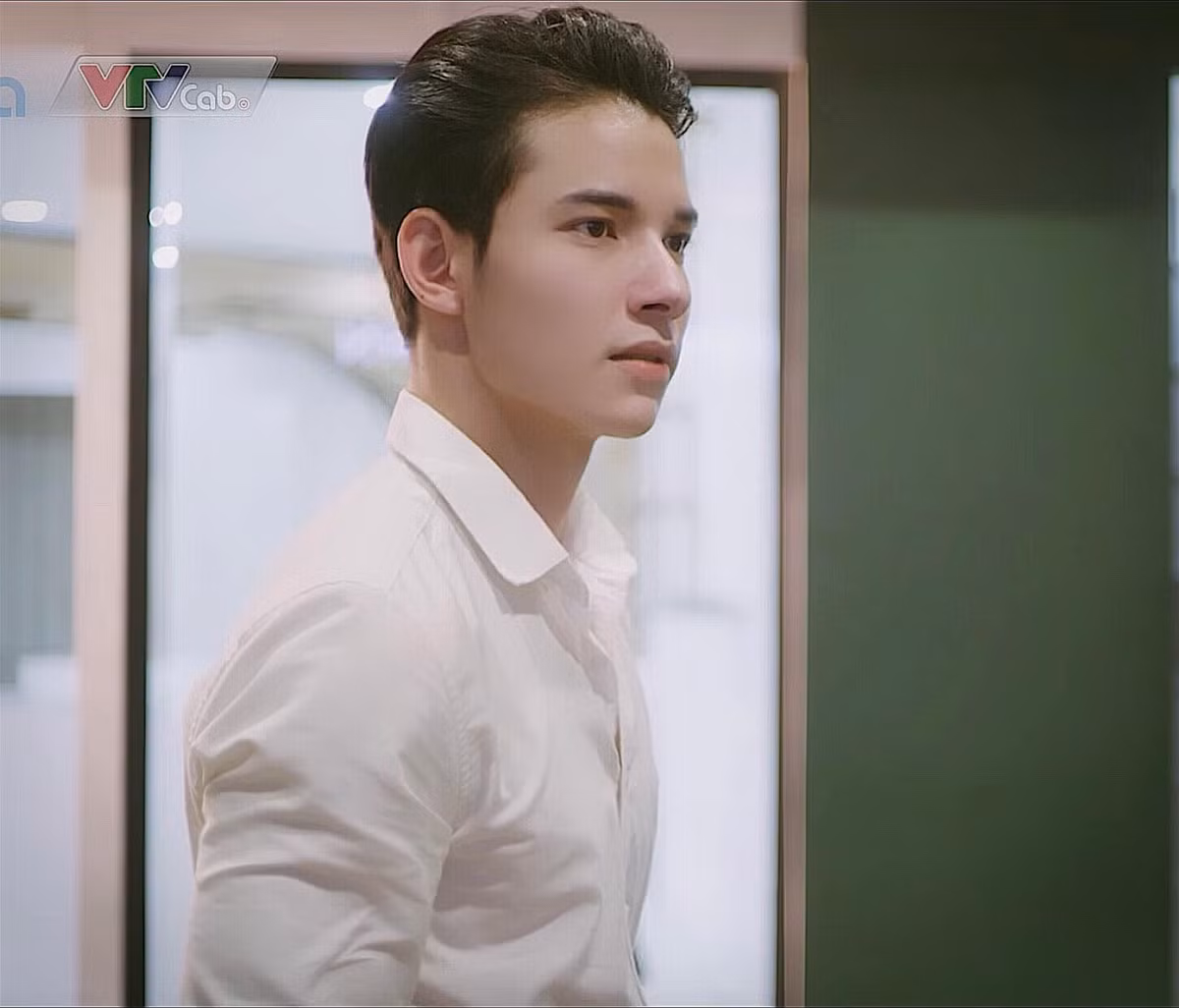 Ở những tập trước, nhân vật Dũng từng được mẹ là bà Sa (Thu Hạnh) nhắc đến với Khánh Thy (Thu Quỳnh) rất nhiều lần. Đi du học trở về, Dũng được mẹ đưa lên phòng thờ thắp hương cho bố, kèm lời nhắn nhủ: “Nhiệm vụ của mẹ với chị con coi như đã xong, mẹ cũng bớt lo phần nào, giờ thì con có nhiệm vụ làm cho mẹ nở mày nở mặt”.