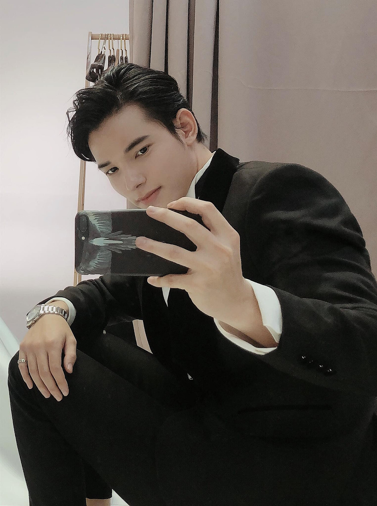 Nam diễn viên phim "Hương vị tình thân" cũng không phải là gương mặt quá xa lạ trong cộng đồng giới trẻ. Anh chàng tên Nguyễn Sỹ Hưng, sinh năm 1997, cựu sinh viên trường Cao đẳng nghệ thuật.