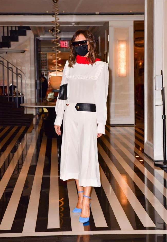 Chiếc váy trắng với phần cổ màu đỏ có thể tháo rời, là một trong những thiết kế mới trong bộ sưu tập Thu Đông 2021 của Vitoria Beckham. (Ảnh: GCimage)