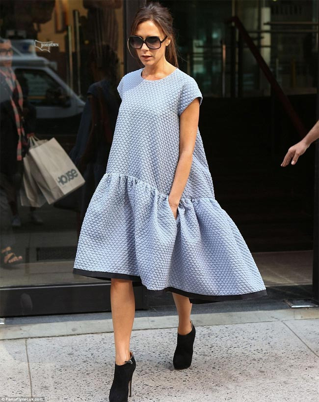 Victoria bị ví giống như một chiếc trà túi lọc khổng lồ khi chọn mặc chiếc váy do chính cô thiết kế năm 2013.