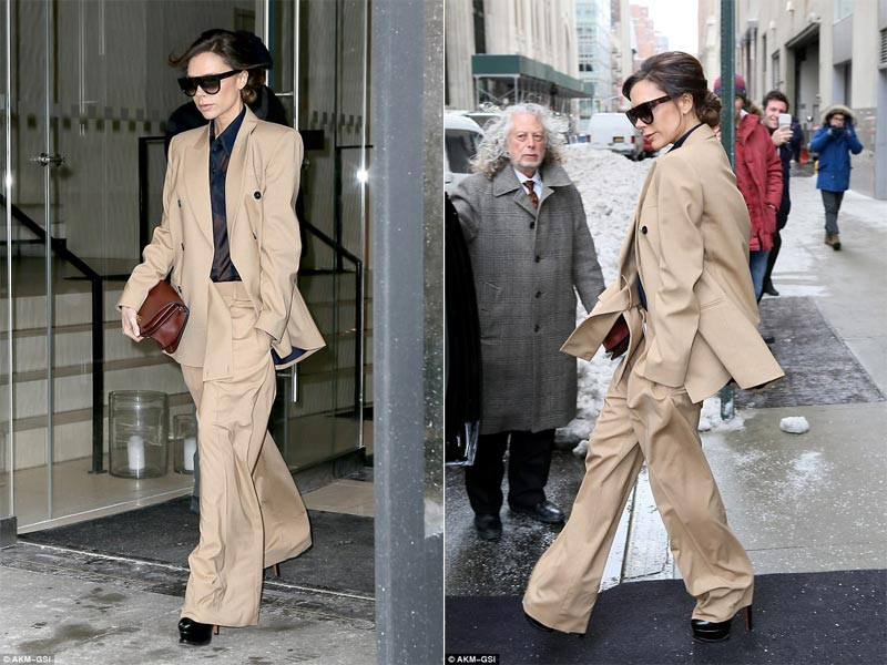 Style quần trùm giầy, áo vest quá khổ mà Victoria Beckham mặc khi dạo phố New York hồi năm 2017 bị chê xấu tơi tả. (Ảnh: AKM-GSI)