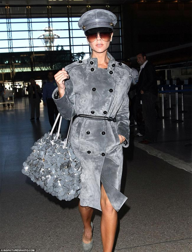 Trông Vic như một phi công trong bộ đồ da lộn cùng chiếc mũ kiểu quân đội và cặp kính phi công khi ra sân bay Los Angeles năm 2009. (Ảnh: Bigpicturephoto.com)