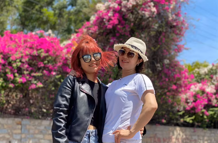 Nụ cười tươi tắn khiến nữ diễn viên "Hãy nói lời yêu" càng trẻ đẹp hơn.