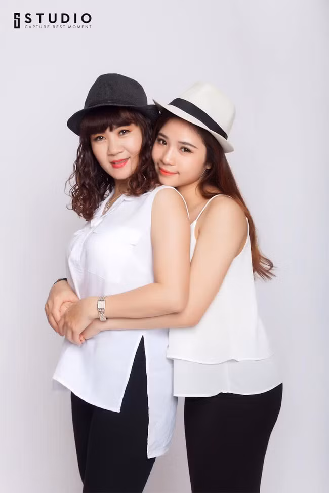 Nguyệt Hằng đọ sắc với con gái lớn Hằng Vy.