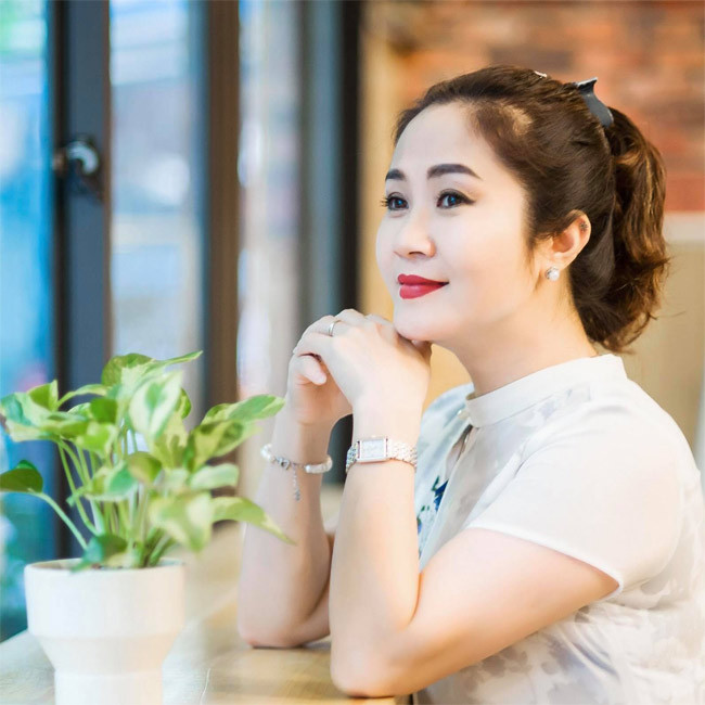 Là mẹ của 4 con, con gái lớn sinh năm 1996 đã thành gia thất, nhưng nhìn Nguyệt Hằng ai cũng chỉ nghĩ cô mới ở tuổi 40.