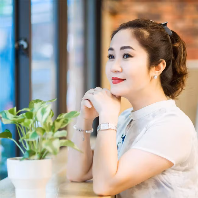 Là mẹ của 4 con, con gái lớn sinh năm 1996 đã thành gia thất, nhưng nhìn Nguyệt Hằng ai cũng chỉ nghĩ cô mới ở tuổi 40.