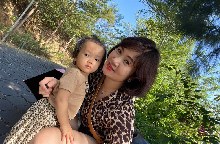 Nguyệt Hằng và con gái út.
