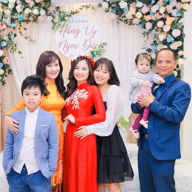 Cả gia đình Nguyệt Hằng - Anh Tuấn trong lễ ăn hỏi con gái lớn năm 2020.