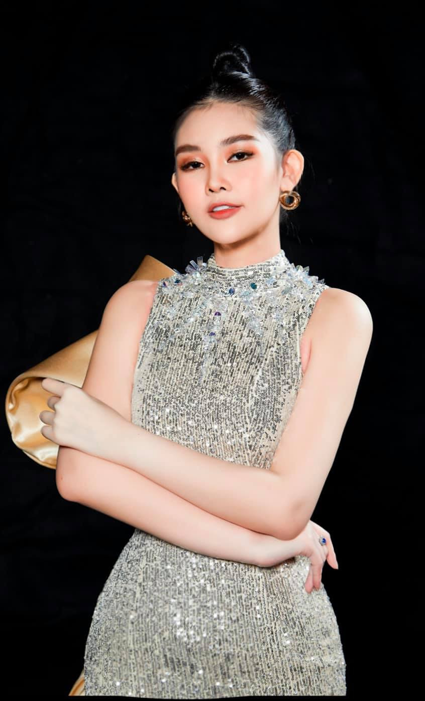 Thoát mác "Hoa hậu môi tều" với nhan sắc cứng đờ hậu đăng quang, mỹ nhân 9X ngày càng xinh đẹp tự nhiên hơn. “Hoa hậu Đại dương 2017” Lê Âu Ngân Anh tái xuất với vai trò giảng viên đại học. Nguồn VTC 