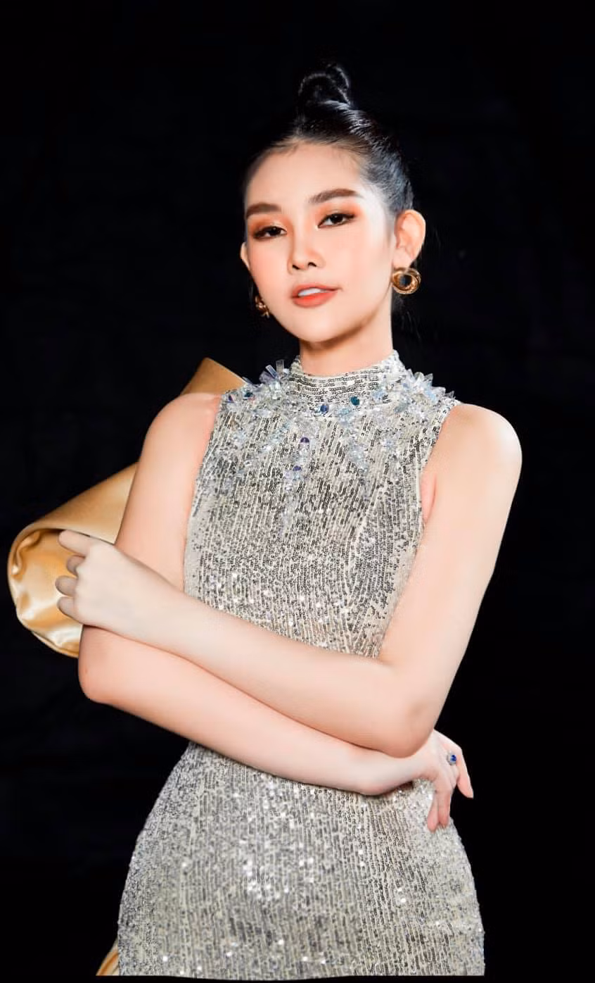 Thoát mác "Hoa hậu môi tều" với nhan sắc cứng đờ hậu đăng quang, mỹ nhân 9X ngày càng xinh đẹp tự nhiên hơn. “Hoa hậu Đại dương 2017” Lê Âu Ngân Anh tái xuất với vai trò giảng viên đại học. Nguồn VTC 