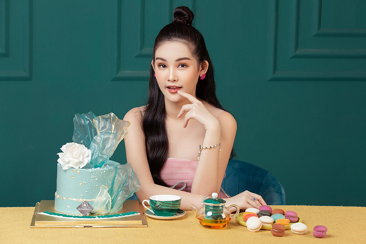 Thông tin Lê Âu Ngân Anh là giảng viên trẻ tuổi nhất của Khoa được thăng chức khiến hội chị em Hoa hậu như Lương Thùy Linh hay Thúy Vân rần rần vào chúc mừng.