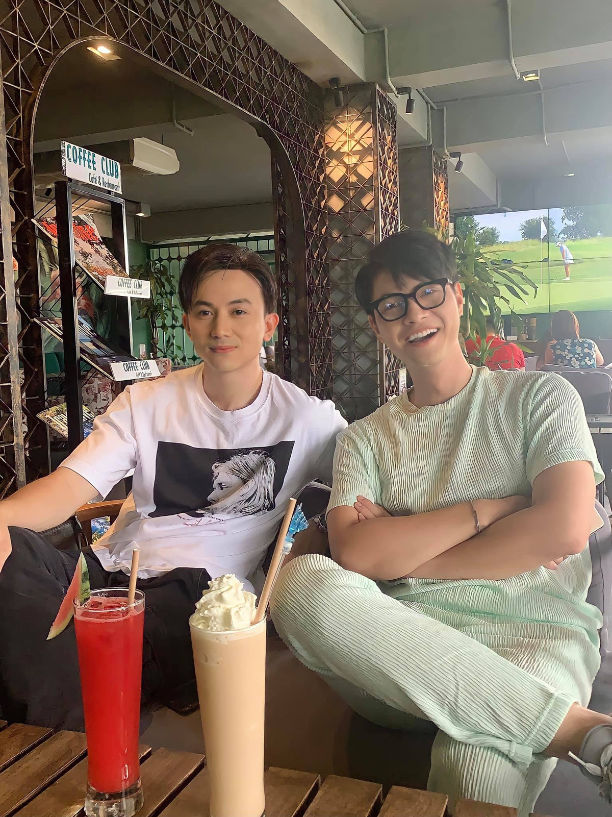 Phi - nhân vật vừa là sếp vừa là bạn trai mới của Nam lại chính là tình cũ của Khánh Thy (Thu Quỳnh) trong "Hương vị tình thân". Diễn viên Tô Dũng và Anh Vũ (vai chồng Khánh Thy) khá thân thiết ở hậu trường.