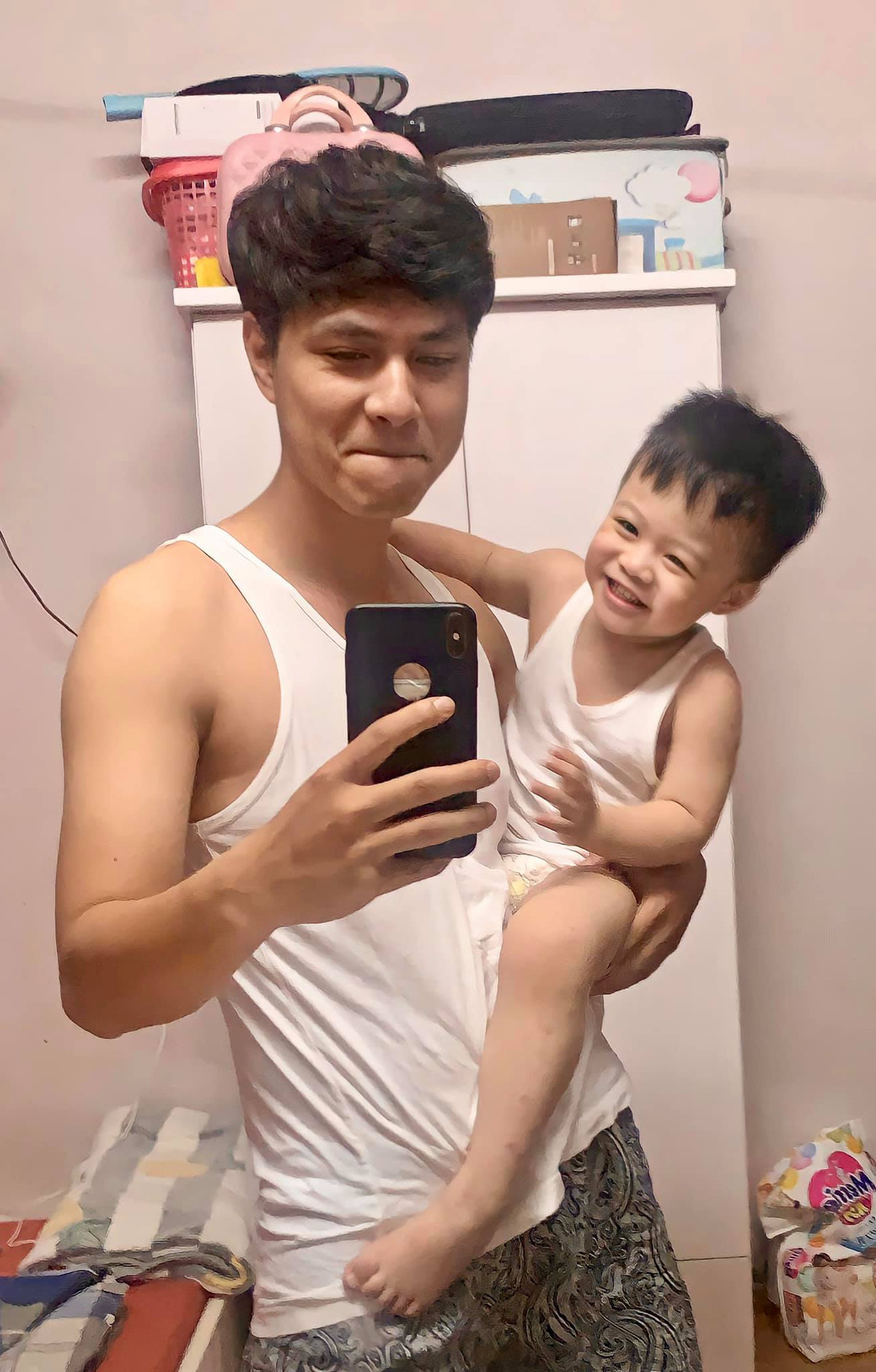 Trong những khoảnh khắc vui đùa bên quý tử, nam diễn viên được mệnh danh là "ông bố bỉm sữa" khi rất khéo chăm con.