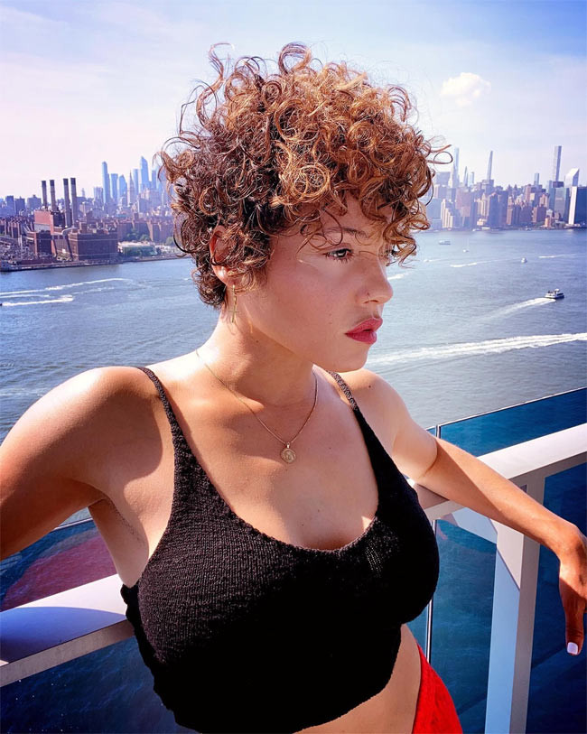 Sophia Urista là giọng ca chính của nhóm nhạc rock Brass Against.