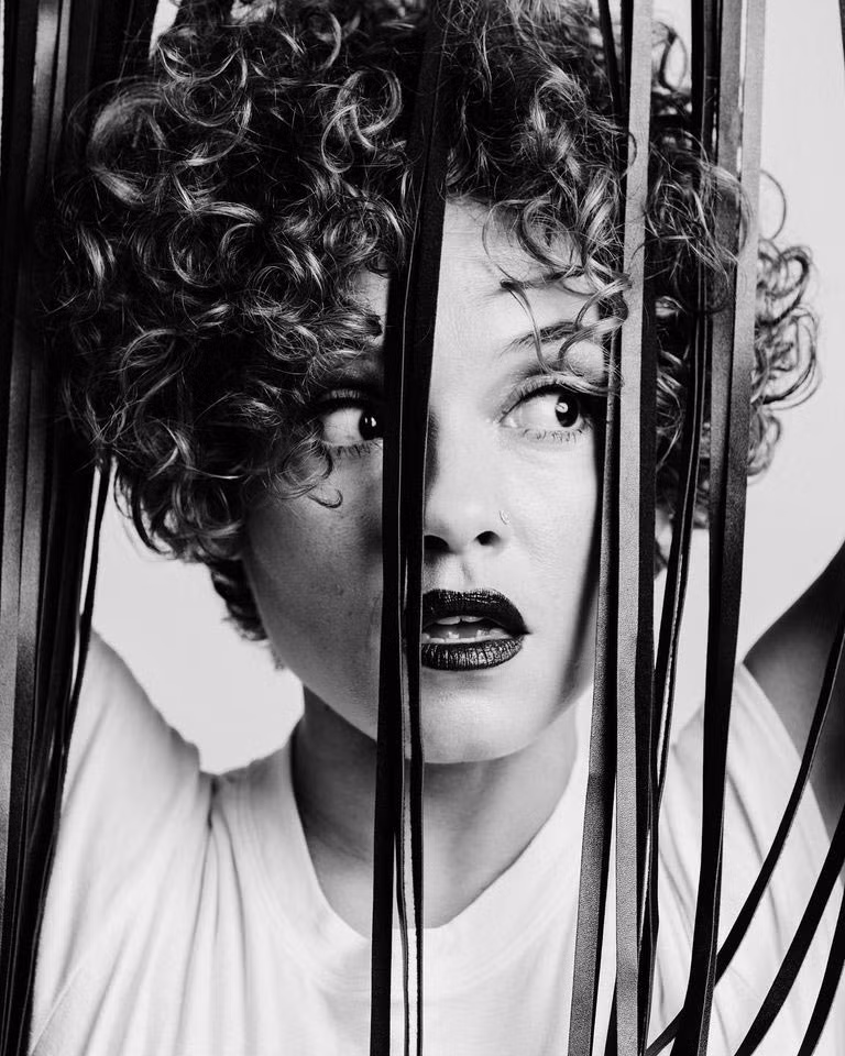 Khi đang trình diễn bài Wake Up, Sophia bỗng mời một khán giả nam đứng ở hàng đầu tiên lên sâu khấu để thưởng thức một "cơn mưa vàng".