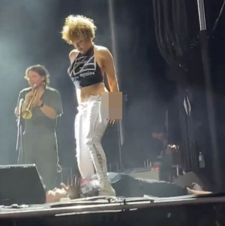 Ngày 11/11, nữ ca sĩ 36 tuổi đã gây sốc với màn tiểu tiện vào mặt khán giả ngay trên sân khấu trình diễn ở Florida, Mỹ trong khuôn khổ lễ hội Welcome To Rockville.