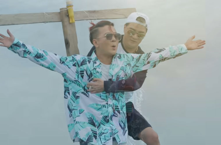 Đến màn câu cá, Đàm Vĩnh Hưng nói: “Tao chưa thấy ai đi câu mà mặc cái áo lòe loẹt, đội cái nón tím rịm… vái trời vái đất cho mày đứt cần câu đi…”.