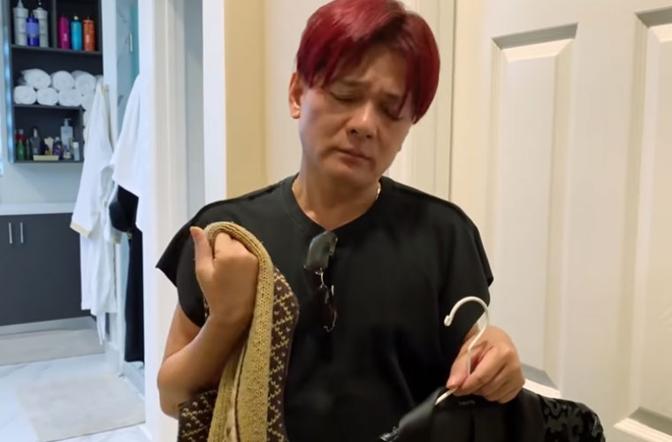 Cho bạn hai cái áo xong, Đàm Vĩnh Hưng đùa: “Cút đi”, rồi đóng cửa phòng quần áo lại trong khi Vũ Hà bĩu môi rồi chốt câu: “Nhục lắm, nhưng không sao, mình không lấy nó cho đứa khác…”.