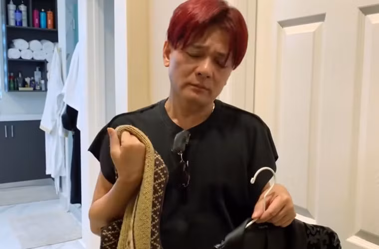 Cho bạn hai cái áo xong, Đàm Vĩnh Hưng đùa: “Cút đi”, rồi đóng cửa phòng quần áo lại trong khi Vũ Hà bĩu môi rồi chốt câu: “Nhục lắm, nhưng không sao, mình không lấy nó cho đứa khác…”.