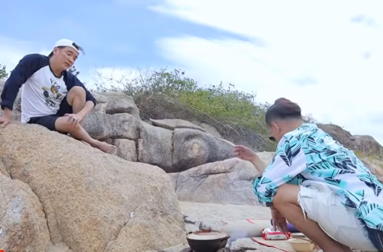 Vũ Hà đáp lại: “Công nhận em có thằng bạn bị điên, mệt với nó lắm luôn, nó ăn rồi nó cứ kiếm chuyện…”.