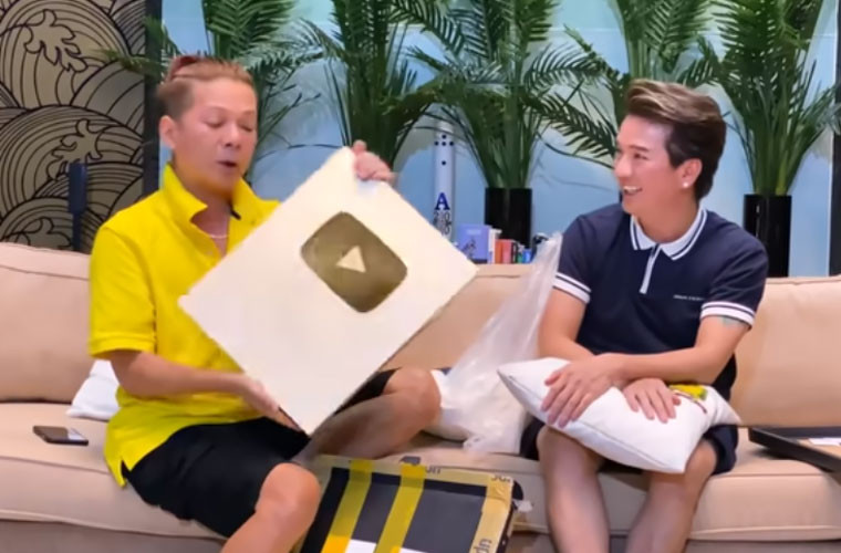 Sau đó, khi Đàm Vĩnh Hưng khoe nút vàng Youtube anh vừa nhận được ngay lập tức Vũ Hà đòi xin nút vàng của Đàm Vĩnh Hưng mang đi bán.