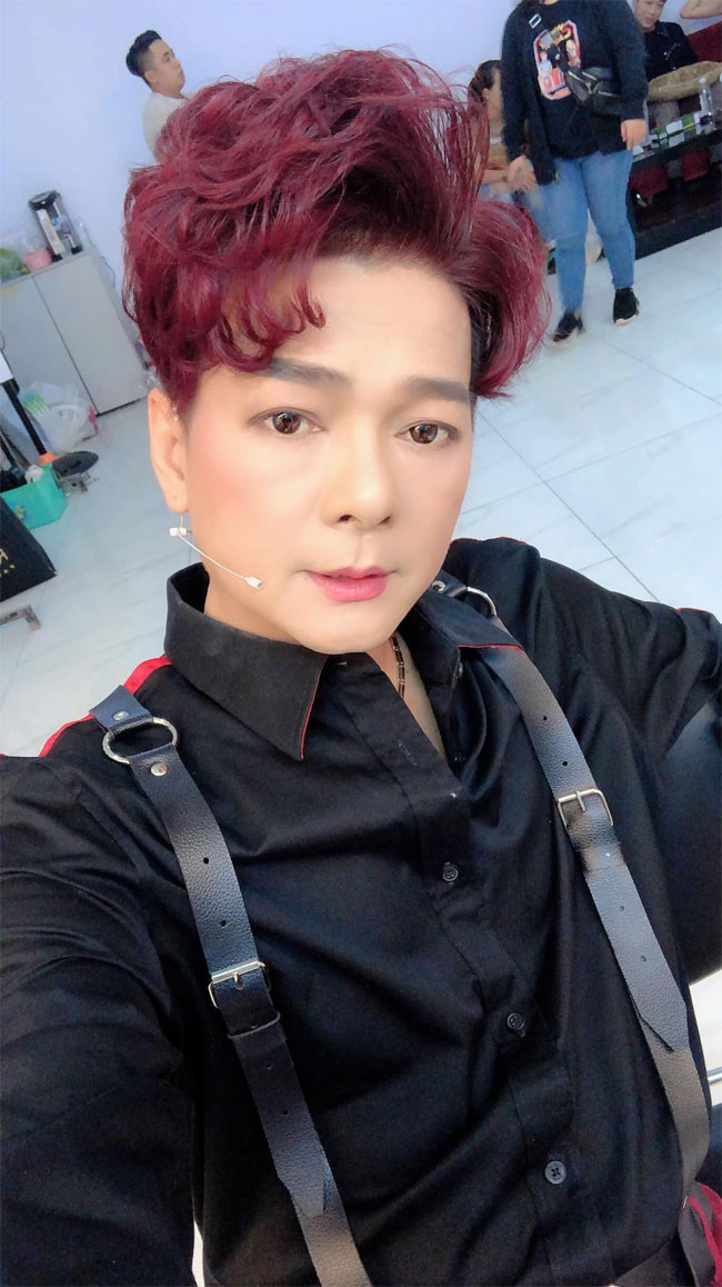 Có lần, Đàm Vĩnh Hưng tuyên bố "khởi kiện" Vũ Hà chỉ vì dám ... chải tóc cao. "Tôi, luật sư Đàm Vĩnh Hưng, chính thức khởi kiện ca sĩ Vũ Hà đã cố ý xâm phạm bản quyền về hình ảnh - hình tượng, thần thái mà thân chủ tôi đã xây dựng và sở hữu hàng chục năm qua...”.