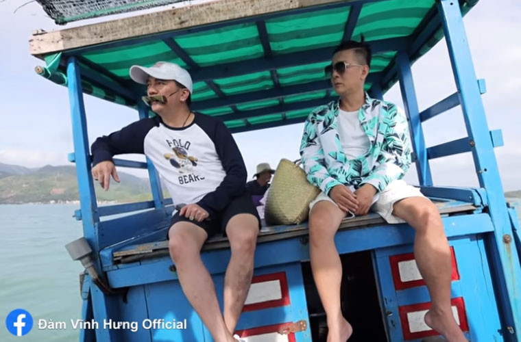 Hai nam ca sĩ khiến khán giả thích thú với những màn đối đáp qua lại từ tranh cãi mở túi của ai trước, ăn đồ ăn gì mới tươi ngon…