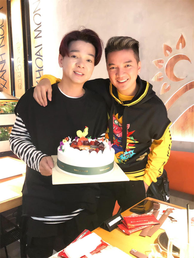 Những câu chuyện vui vui, chọc ghẹo nhau của Đàm Vĩnh Hưng và Vũ Hà đã giúp cho kênh Youtube của "ông hoàng nhạc Việt" thêm nhiều lượt người theo dõi.