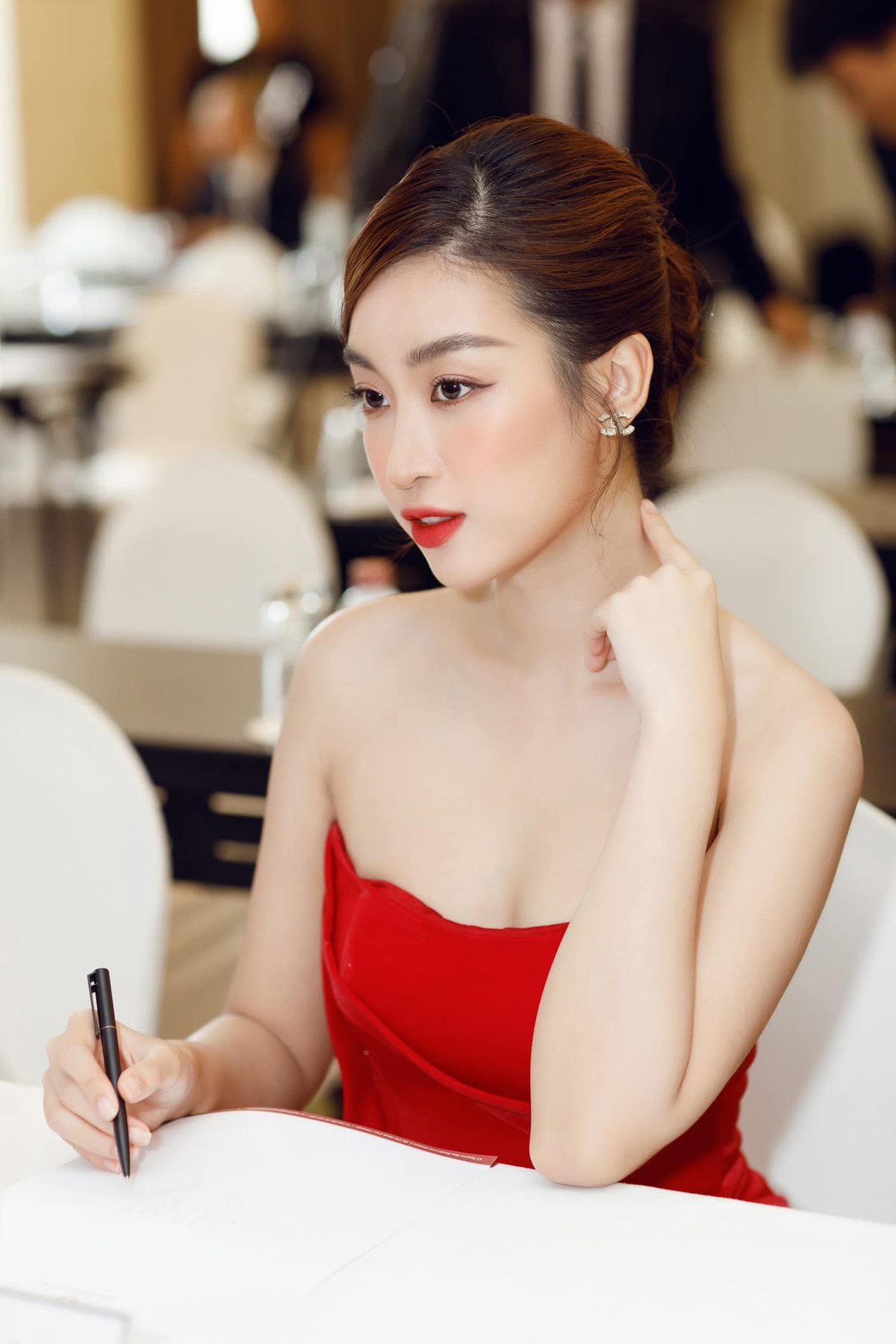 Nàng hậu chuộng những chiếc váy cúp ngực, tự tin khoe vai trần và vòng 1 "lấp ló".