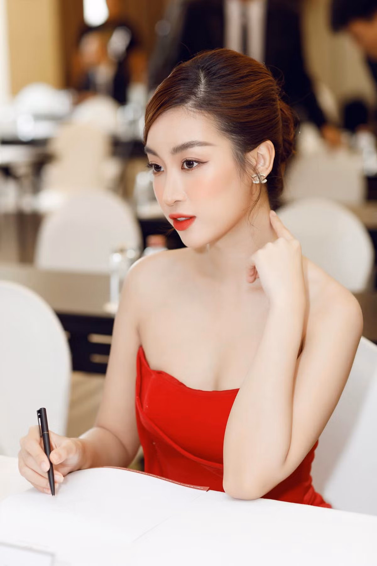 Nàng hậu chuộng những chiếc váy cúp ngực, tự tin khoe vai trần và vòng 1 "lấp ló".