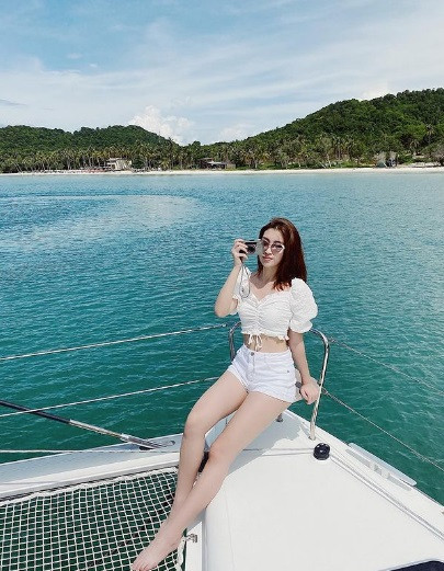 Trang phục được Đỗ Mỹ Linh chọn đi chơi khá nhẹ nhàng nhưng cũng không kém phần gợi cảm.