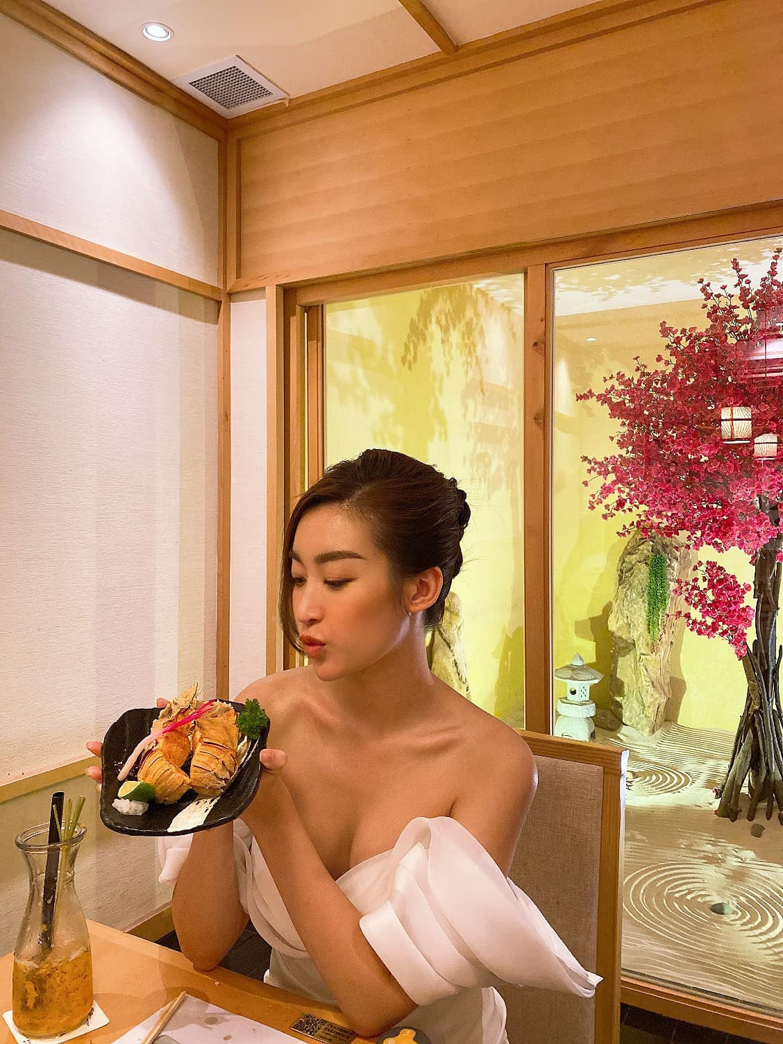 Sau 5 năm đăng quang Hoa hậu Việt Nam 2016, chân dài họ Đỗ ngày càng nóng bỏng.