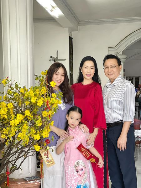 Trên trang cá nhân của mình, nữ nghệ sĩ thường xuyên khoe ảnh gia đình hạnh phúc.