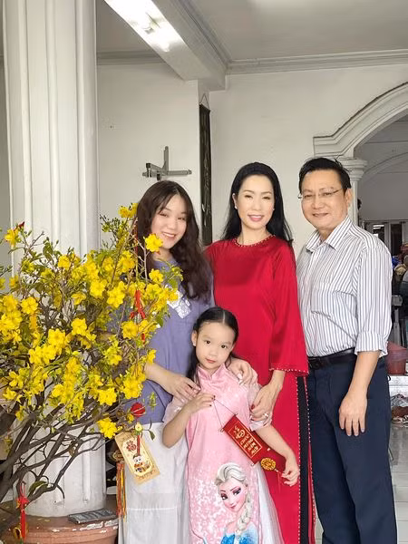 Trên trang cá nhân của mình, nữ nghệ sĩ thường xuyên khoe ảnh gia đình hạnh phúc.