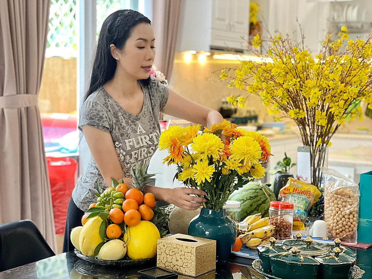 Diễn viên Trịnh Kim Chi chăm chút cho gia đình trong không gian biệt thự rộng 200m2 mà ông xã mua tặng chị trong dịp sinh nhật năm ngoái.