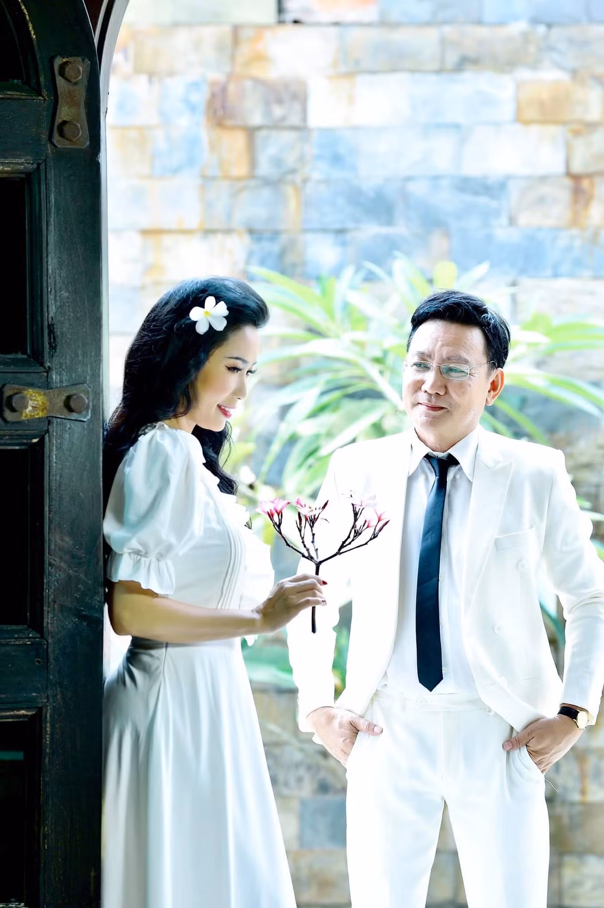 Tháng 9 năm ngoái, Trịnh Kim Chi và ông xã doanh nhân Việt kiều Mỹ - Võ Trấn Phương đã thực hiện bộ ảnh kỷ niệm 20 năm ngày cưới. Ảnh: Thái Nhàn.