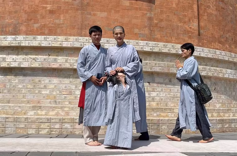 Việc xuống tóc của người đẹp Vũng Tàu được chồng cô tán thành, ủng hộ.