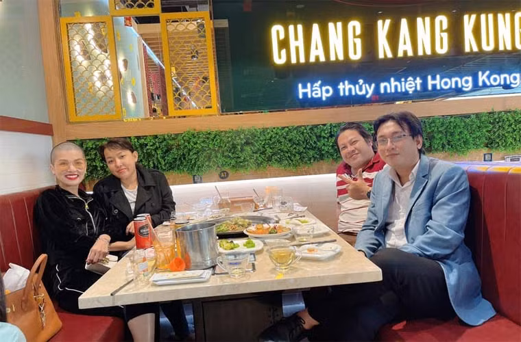 Đầu trọc nhưng Oanh Yến vẫn rất xinh đẹp và quyến rũ.