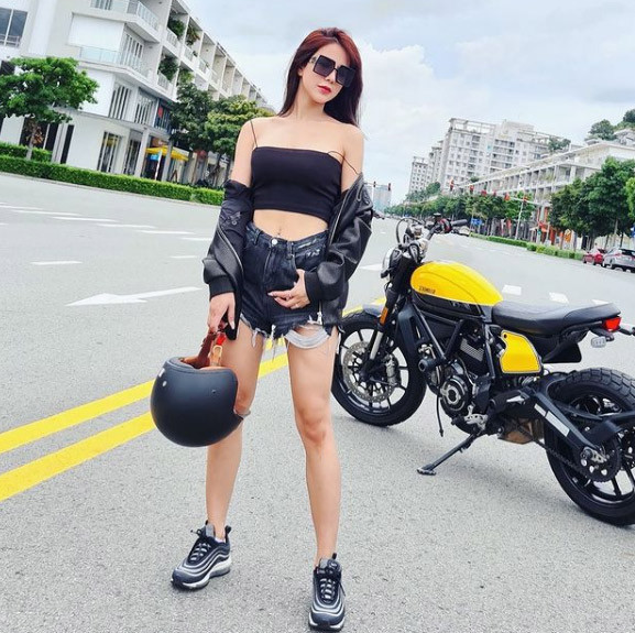 Vòng eo thon gọn và vòng 1 nở nang, săn chắc chính là ưu điểm vượt trội của bà mẹ hai con.