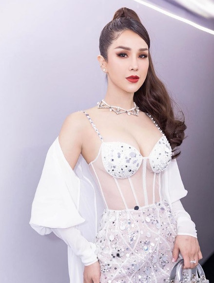 Mặc dù sinh hai con liên tiếp, con gái Boorin 3 tuổi và con trai B.Boy 2 tuổi, nhưng body của Diệp Lâm Anh vẫn rất nuột nà.