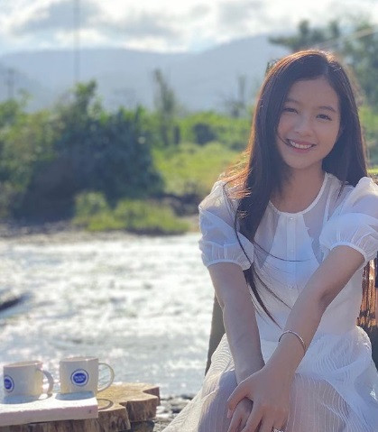 Bích Ngọc không phải là gương mặt quá xa lạ với khán giả trẻ. Sở hữu vẻ đẹp trong trẻo, cô nàng gần đây trở thành gương mặt gây chú ý trên truyền hình khi tham gia hai bộ phim "Nhà trọ Balanha" và "Tình yêu và tham vọng".