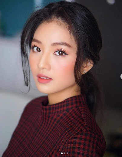 Cô nàng cho rằng: “Tôi nghĩ không ai thích mình mãi bị gọi là hot girl, vì cho dù có xinh đẹp đến mấy ngắm mãi rồi cũng sẽ chán".