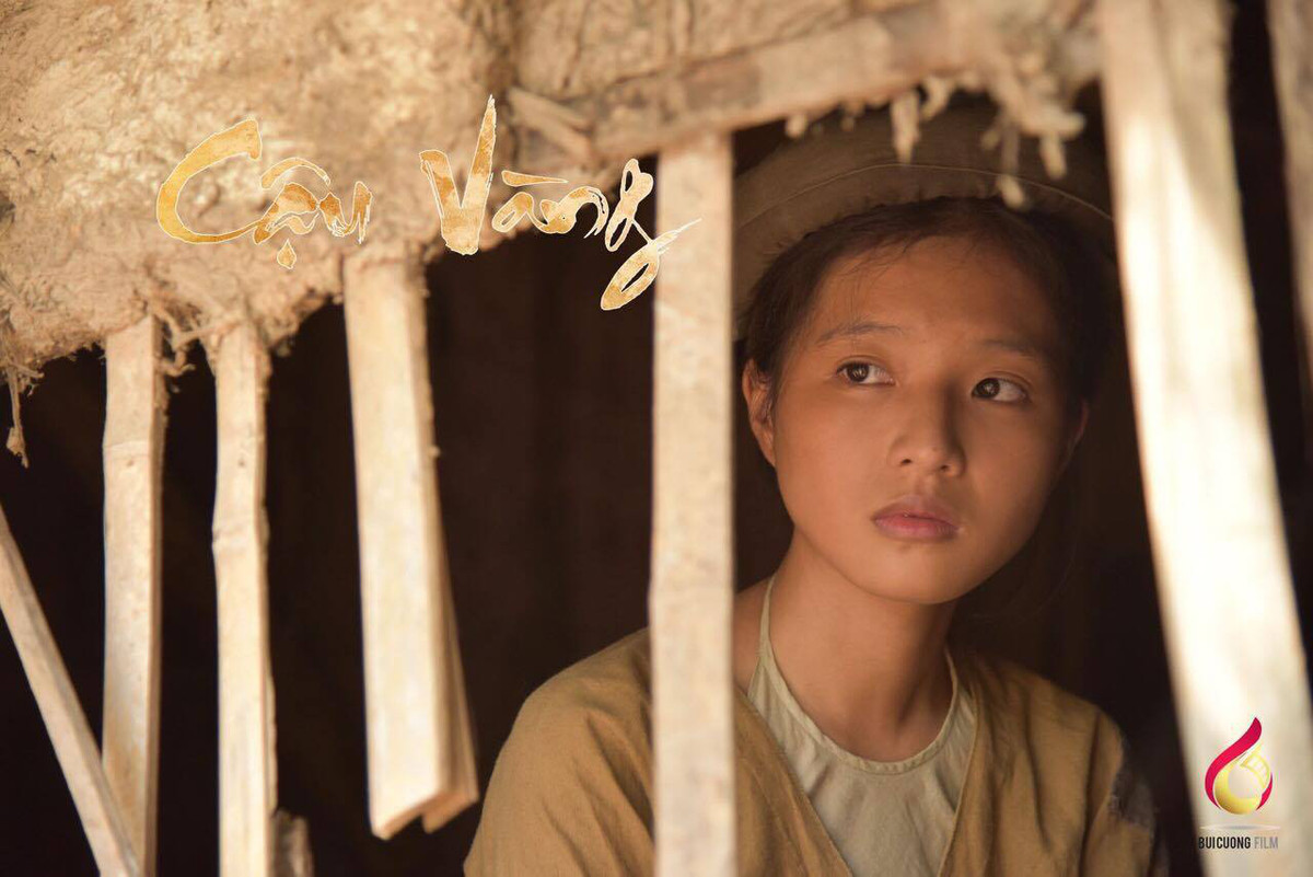 Chia sẻ trên Dân Việt, hot girl Ngoại Thương cho biết, ngoại hình trên phim khác hoàn toàn với cô ngoài đời. Đôi khi, còn phải tạo hình nhân vật xấu hơn bản thân mình để cho phù hợp với vai diễn trong phim. Ban đầu dù cảm thấy ngỡ ngàng với cách tạo hình nhân vật như thế nhưng sau này Ngọc cảm thấy thích hình tượng đó. Tuy rằng ngoại hình không được đẹp, nhưng nó sẽ xấu theo cách mà người khác nhìn vào lại ấn tượng. Ảnh: NSX.