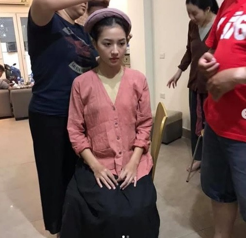 Nhân vật của Bích Ngọc là cô hầu gái của bà Ba (Băng Di thủ vai), chứng kiến hết những trái ngang của gia đình Bá Kiến. Cải có cuộc tình nồng nhiệt với Cò (Doãn Hoàng), nhưng vì cái nghèo mà cả hai không thể có đám cưới hạnh phúc.