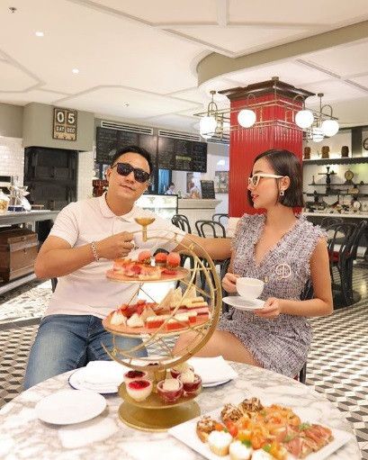 Hiện tại, Băng Di còn có mối tình hạnh phúc với doanh nhân người Thụy Điển gốc Hoa Justin Chiêm.