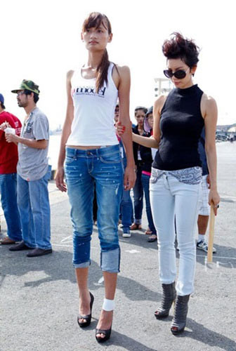 Xuất hiện tại cuộc thi Vietnam’s Next Top Model 2011, Lê Thúy gây chú ý bởi chiều cao 1m84 cùng thân hình gầy gò trơ xương và khuôn mặt góc cạnh. (Ảnh: saoonline.vn)