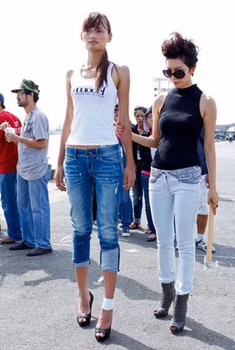 Xuất hiện tại cuộc thi Vietnam’s Next Top Model 2011, Lê Thúy gây chú ý bởi chiều cao 1m84 cùng thân hình gầy gò trơ xương và khuôn mặt góc cạnh. (Ảnh: saoonline.vn)