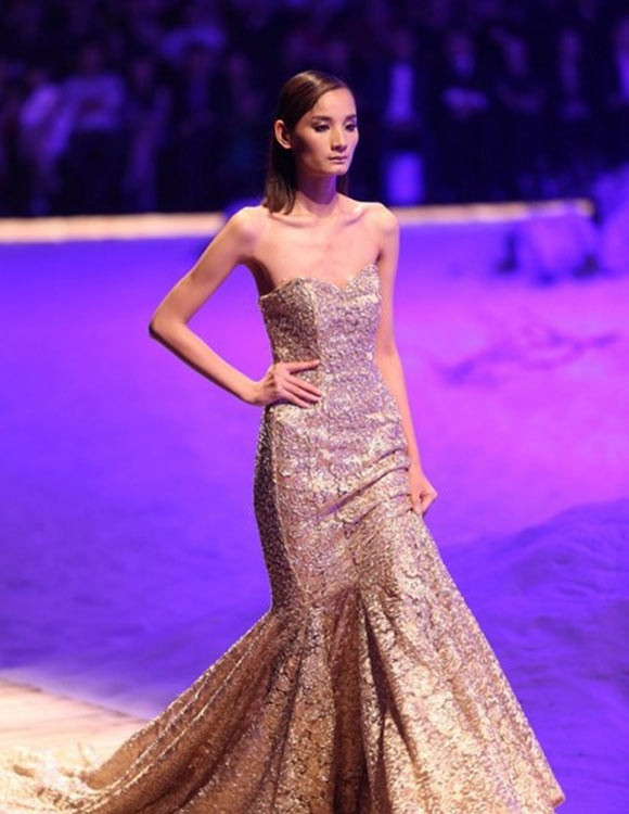 Sau khi lọt top 3 Vietnam’s Next Top Model 2011, Lê Thuý bắt đầu nghiệp người mẫu và trở thành nàng thơ của NTK Đỗ Mạnh Cường. (Ảnh: ngoisao.vn)