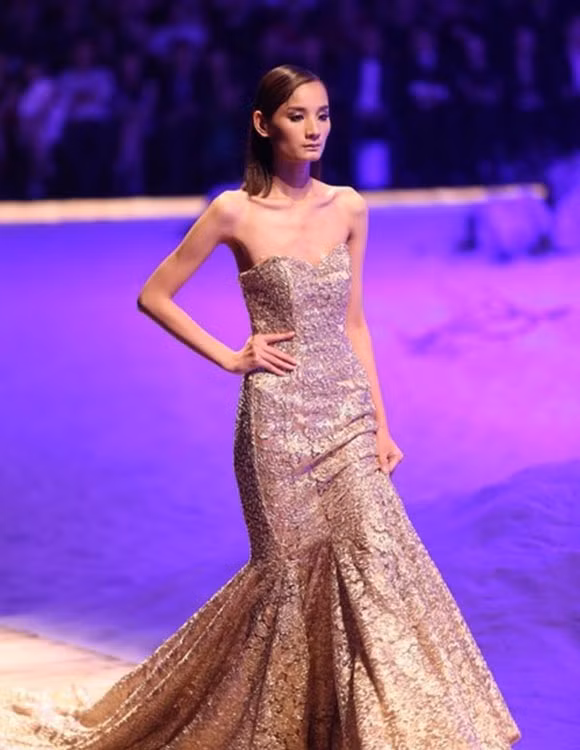 Sau khi lọt top 3 Vietnam’s Next Top Model 2011, Lê Thuý bắt đầu nghiệp người mẫu và trở thành nàng thơ của NTK Đỗ Mạnh Cường. (Ảnh: ngoisao.vn)